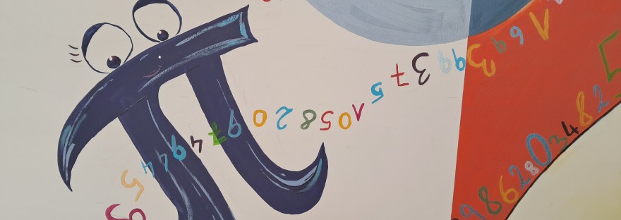Zusehen ist eine Wand auf der verschiedenen Teile geometrischer Figuren gezeigt werden. Im Fokus ist eine Figur die das Symbol Pi zeigt. Jedoch ist diese als Mäxchen mit Augen, Mund und Stubsnase gemalt. Um die Figur schlängeln sich duzende Nachkommastellen der Zahl PI.